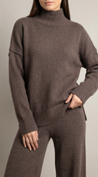 Conjunto de suéter de punto de cuello alto y pantalones vaqueros