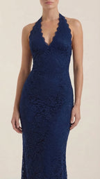 Vestido largo de encaje con escote halter Roxanne